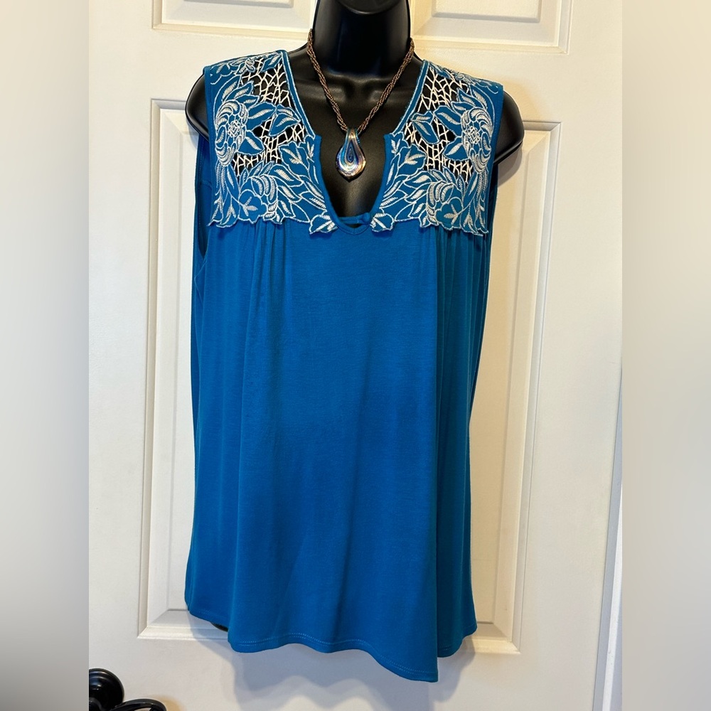 💙ST21-Seventh Avenue Blue Embroidered Women's Top size large.